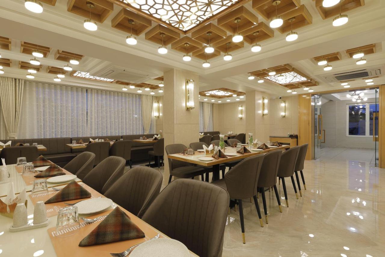 Hotel Elysian Residency Ahmedabad Exterior foto